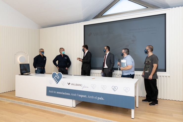 Un moment de la signatura del conveni amb els nous beneficiaris.